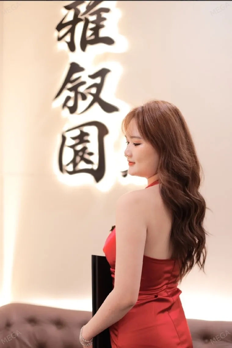 ダナンのガールズバー GOD Bar Loungeのサラさん